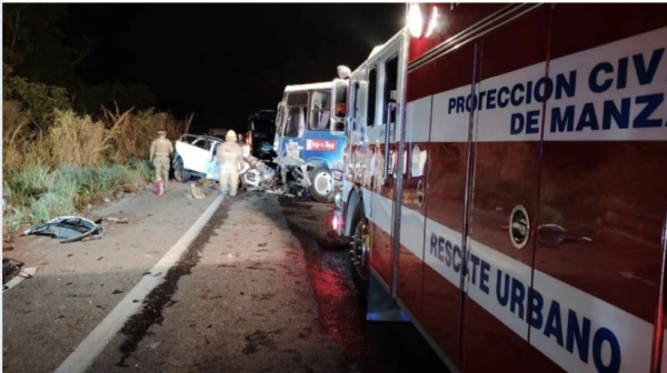 Choque entre camión que transportaba trabajadores y una camioneta deja dos muertos en Manzanillo